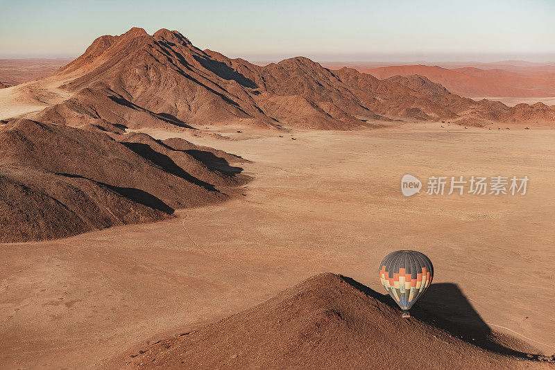 从纳米比亚的热气球上看到的索苏斯韦尔和纳米布兰德自然保护区的日出