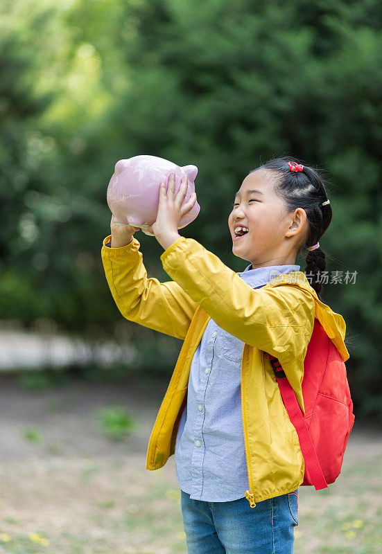 拿着储蓄罐的亚洲小女孩