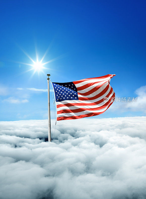 美国国旗挂在旗杆上，在戏剧性的天空上