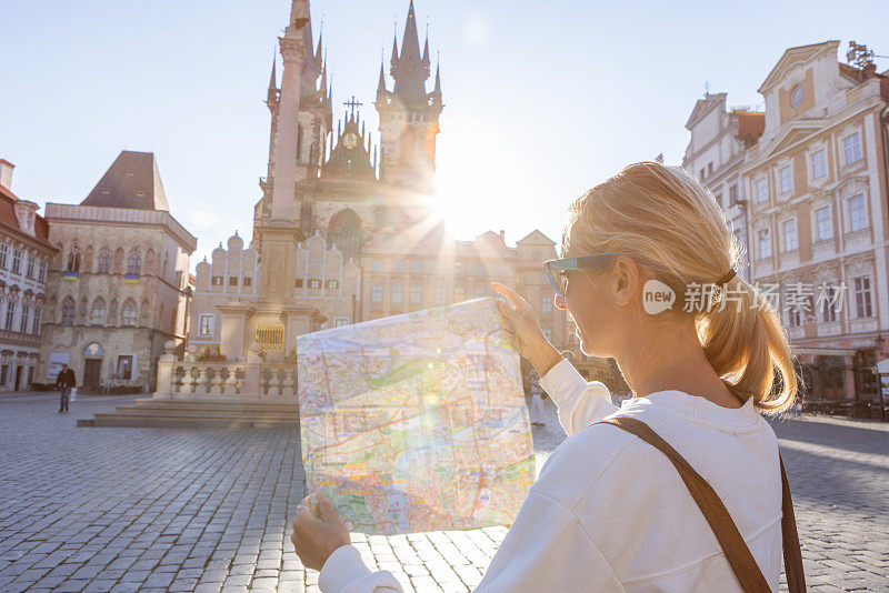 年轻女子独自旅行看城市地图