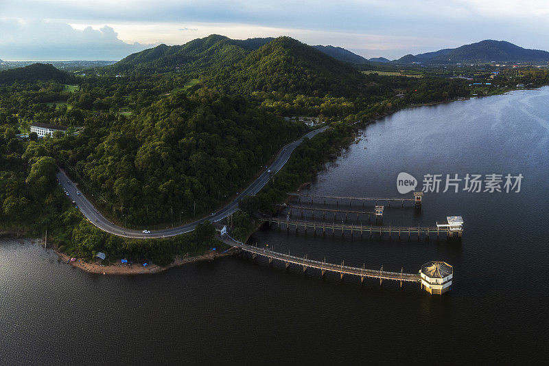 泰国春武里省BangPhra水库的空中景观晨景(无人机拍摄)