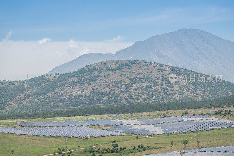 太阳能农场。能源农场太阳能电池板的高角度视图
