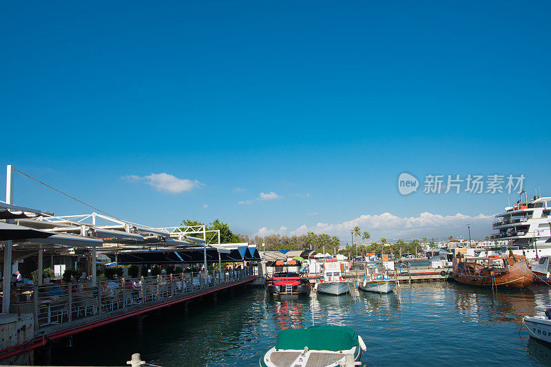 塞浦路斯帕福斯码头的餐馆和市场再次挤满了游客