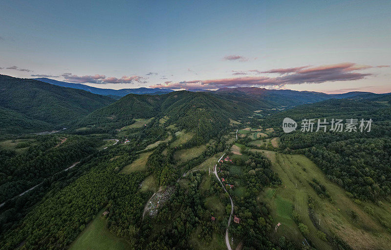 日落时美丽的山景