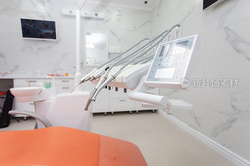 现代牙科诊所的广角专业医疗牙医设备。牙钻