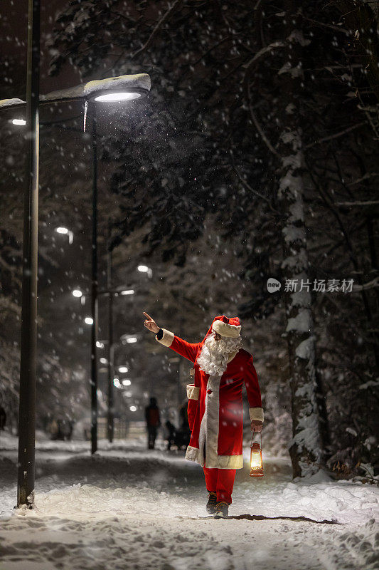 圣诞老人在雪夜走在大自然中