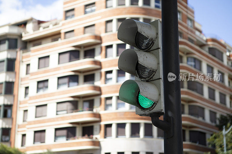 绿色的交通灯和城市里的公寓楼