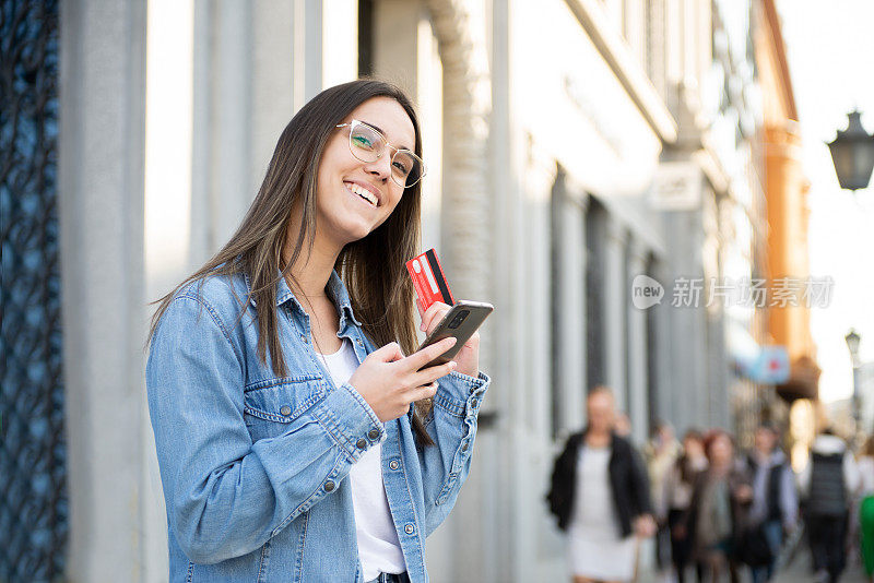 一个美丽的女人的画像在网上银行移动