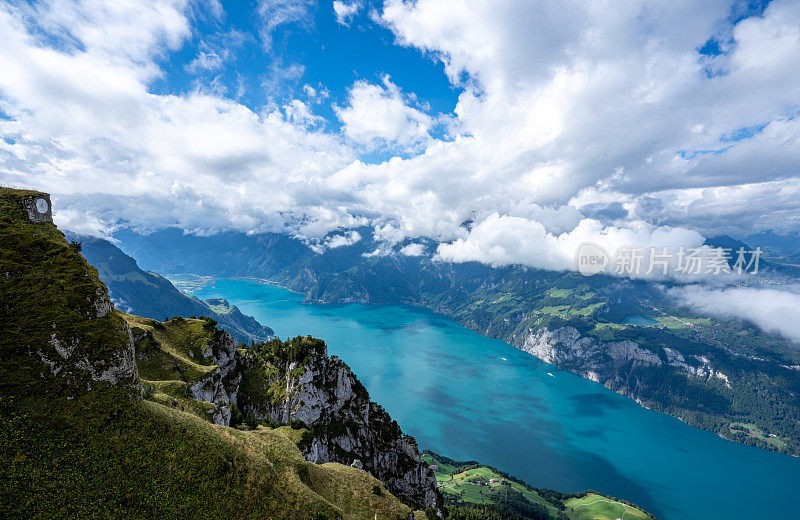 从斯图斯俯瞰美丽的瑞士阿尔卑斯山，俯瞰瑞士卢塞恩湖蓝绿色的湖水