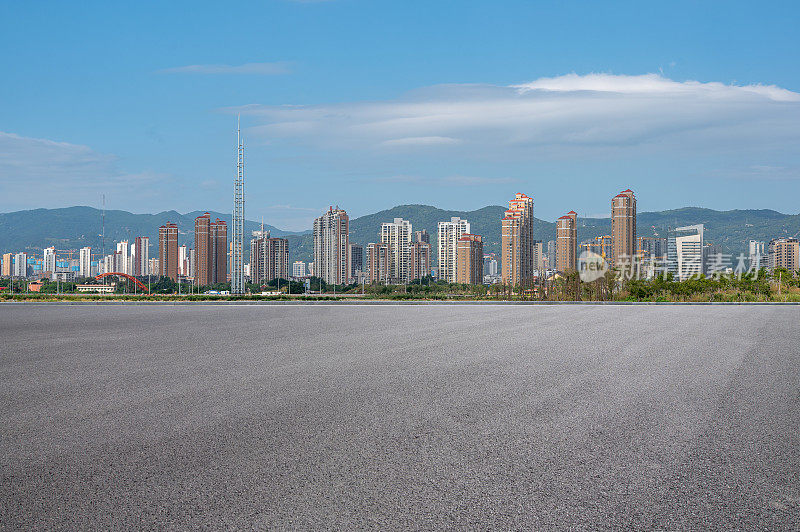 空旷而干净的柏油路和城市天际线