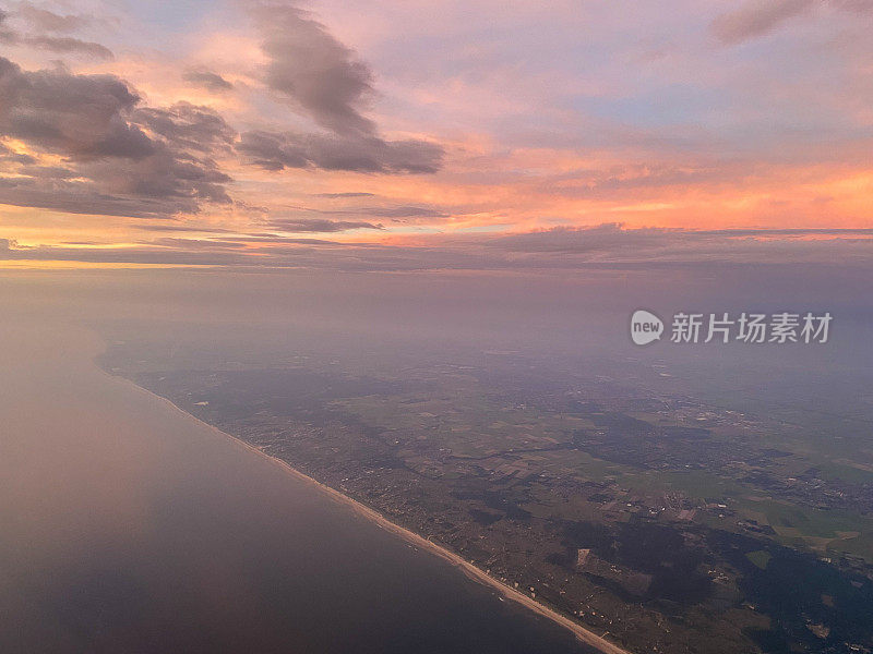 荷兰海岸线的鸟瞰图，接近荷兰史基浦机场