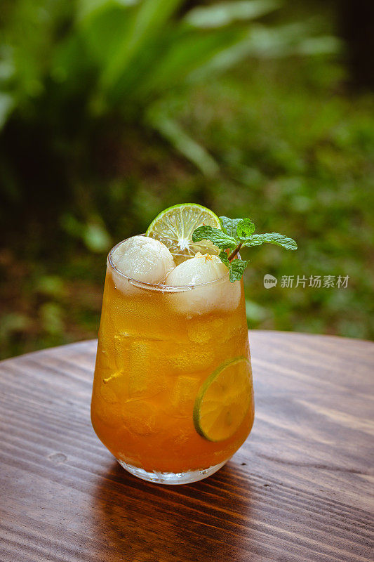 鸡尾酒荔枝冰茶配橙汁，柠檬草饮杯高分辨率库存照片