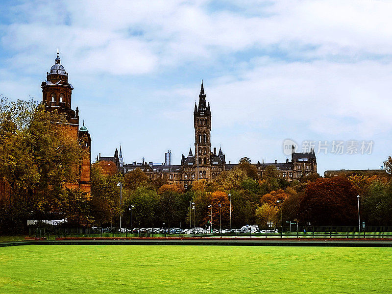 历史悠久的格拉斯哥大学哥特式塔在秋天在格拉斯哥苏格兰英格兰英国