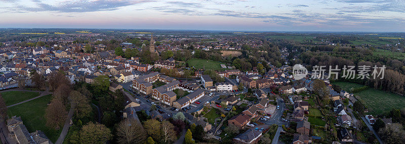 Nidd河和Knaresborough的铁路高架桥鸟瞰图，英格兰，英国，北约克郡。用0级无人机拍摄的