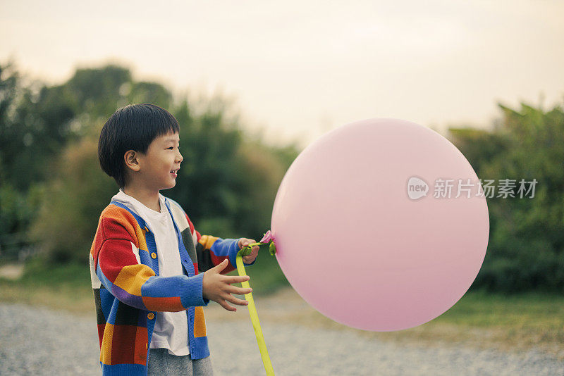 小男孩在外面玩气球