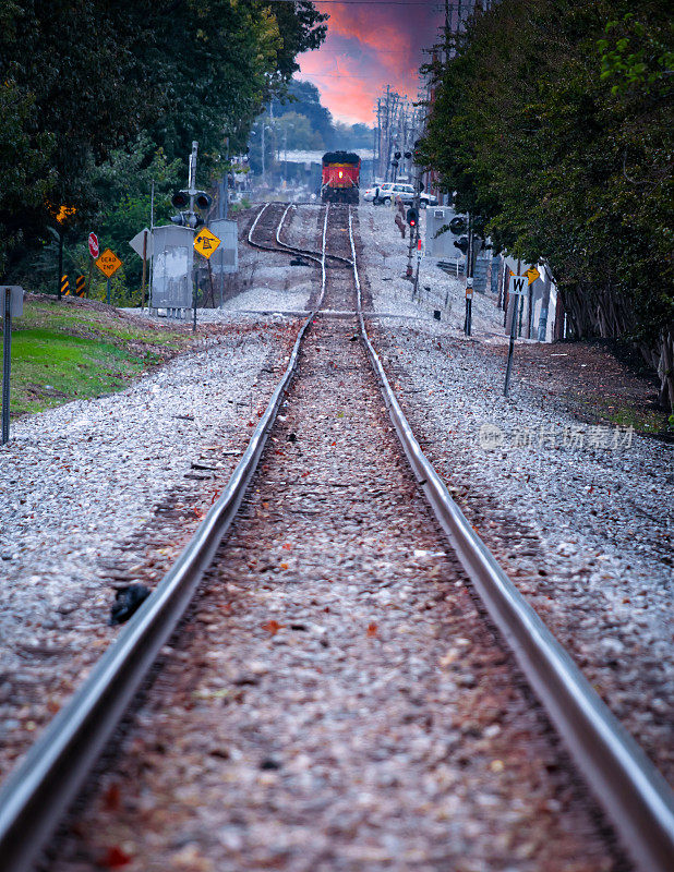 田纳西州孟菲斯市日落时的铁轨