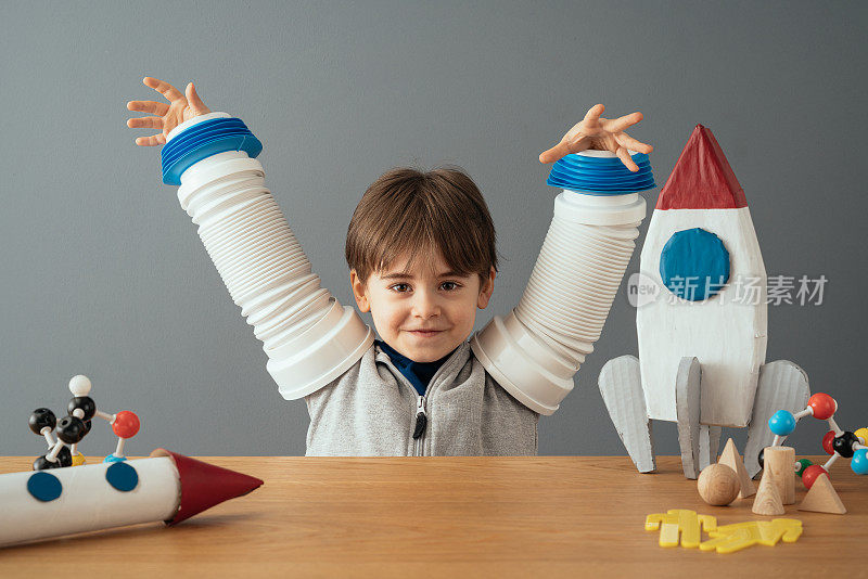 小男孩和太空火箭玩得很开心