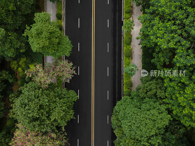 空荡的城市道路鸟瞰图