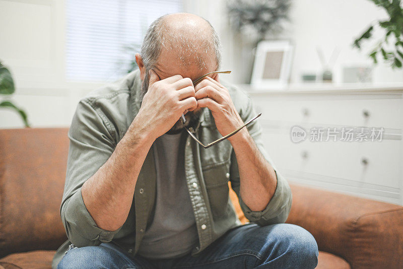 成熟的成年男子在家庭内部(消极情绪)