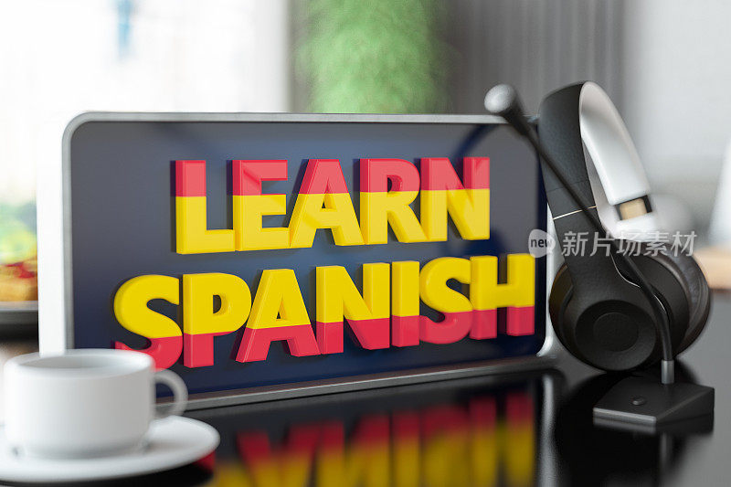 用耳机和麦克风学习西班牙语在线课程概念