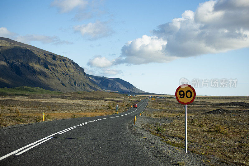 冰岛漫长的开阔道路