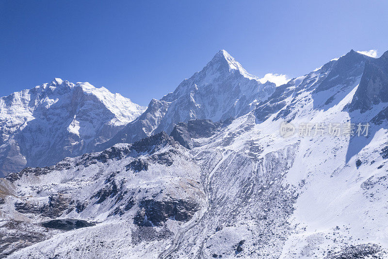 在明亮的阳光下，鸟瞰雪山