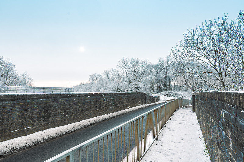 穿过公园的雪路