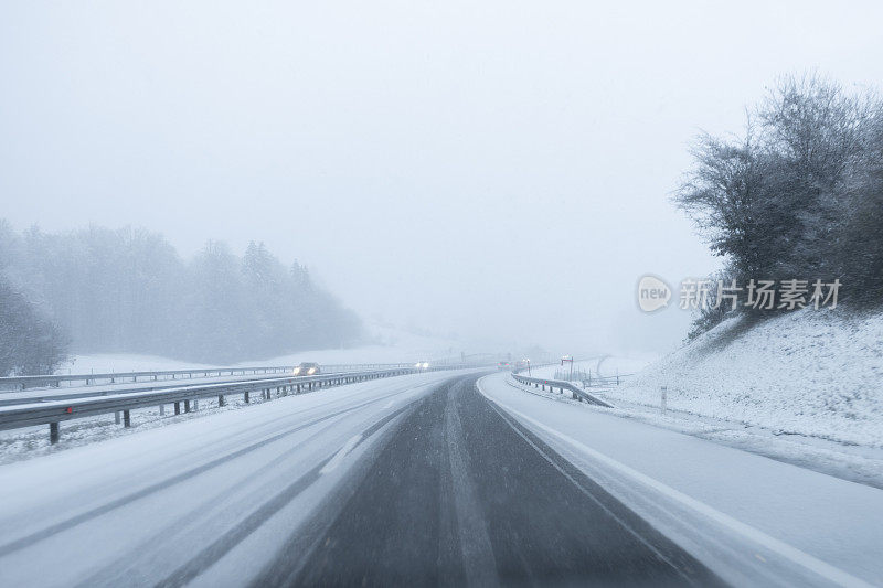 路上的第一场雪