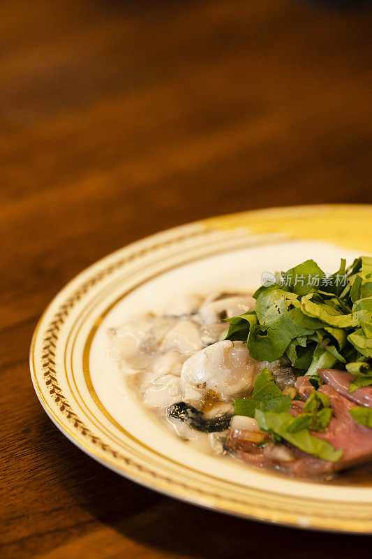 日本人在烤鸡肉串。