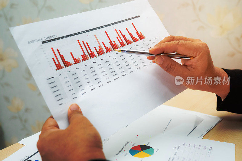 亚洲会计在现代办公、财务和商业理念下，用图表和计算器分析财务报告和项目会计。