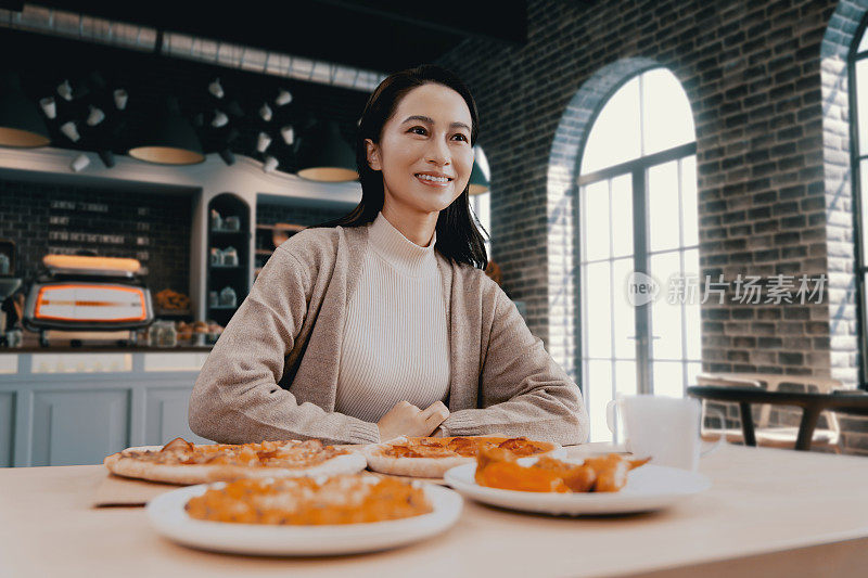 女性手握一片披萨