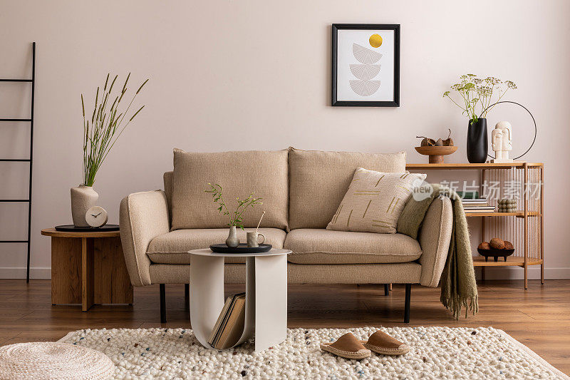 家居和舒适的客厅内部米色沙发，植物，书架，茶几，绒线地毯，模拟海报框架，边桌，植物和优雅的装饰米色墙。家居装饰。模板。