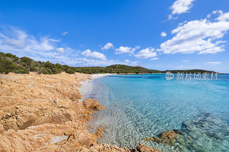 卡拉佩特拉鲁贾，一个暗示性的海滩在翡翠海岸-撒丁岛