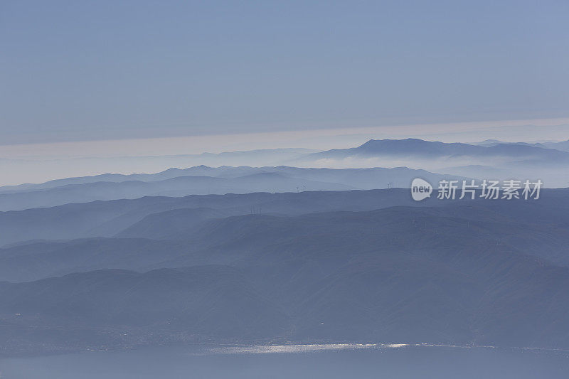 日出时地平线上的雾山在博德鲁姆火鸡附近