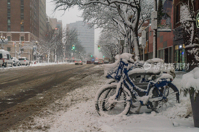 汉密尔顿，安大略——社区共享单车被雪覆盖