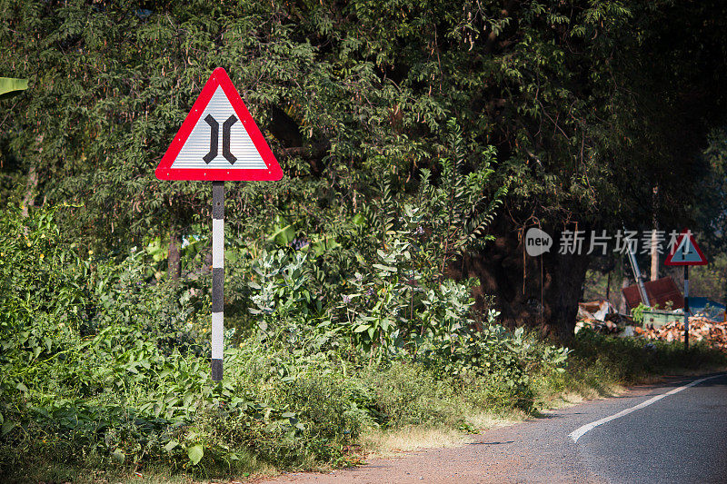 印度道路警示标志，前方有窄桥。指示司机前方道路上有一座窄桥。