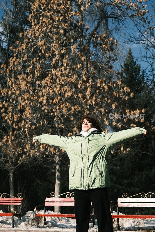 成年女子在冬季公园锻炼