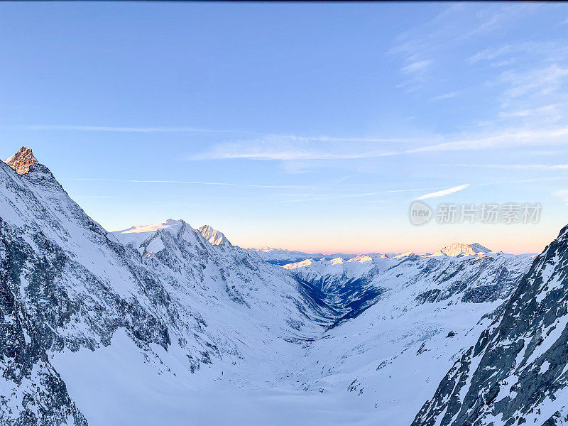 瑞士壮观的雪山