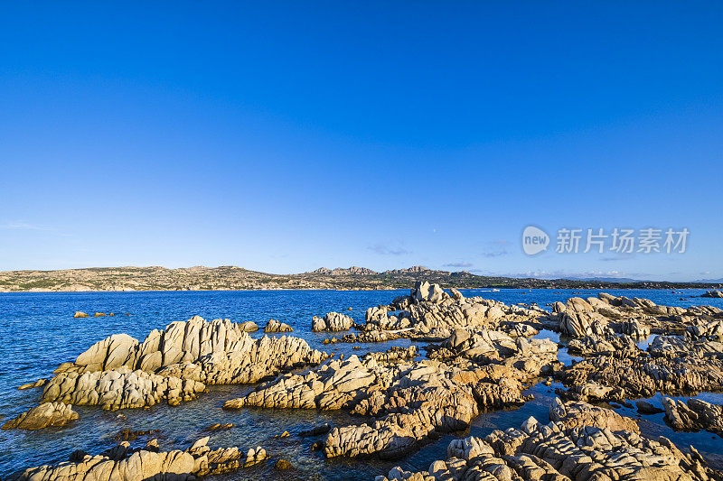 撒丁岛拉马达莱纳岛海岸上的花岗岩构造