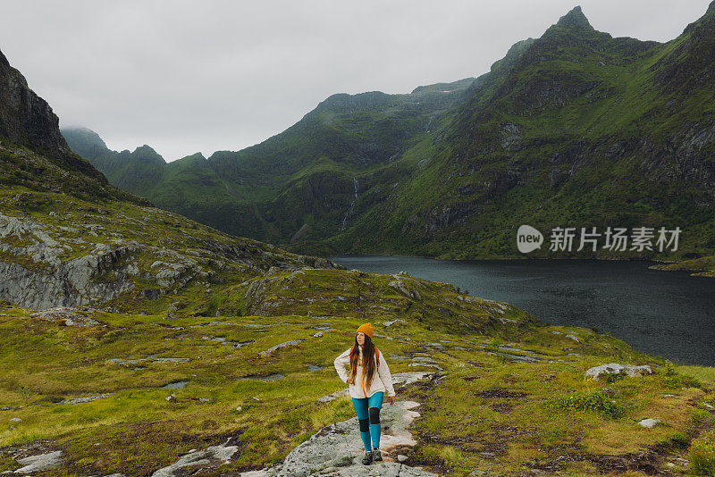 一位女背包客在罗弗敦群岛上考虑夏天的户外活动