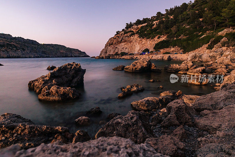 海滩和岩石，安东尼奎因湾。风景摄影，旅游概念。希腊，罗德岛，法里拉基地区照片。水，海和自然在美丽的地方。