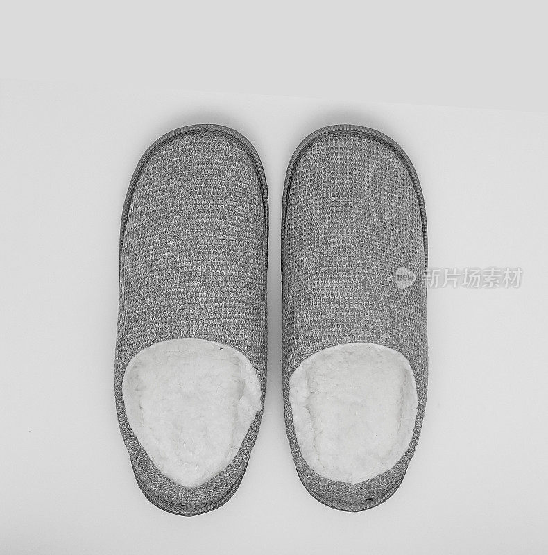 灰色的家庭拖鞋孤立在白色背景的Topview。温暖的家用凉鞋。床上鞋，配饰鞋。