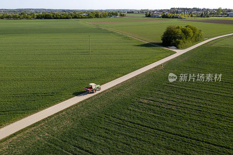 在田野间道路上行驶的拖拉机