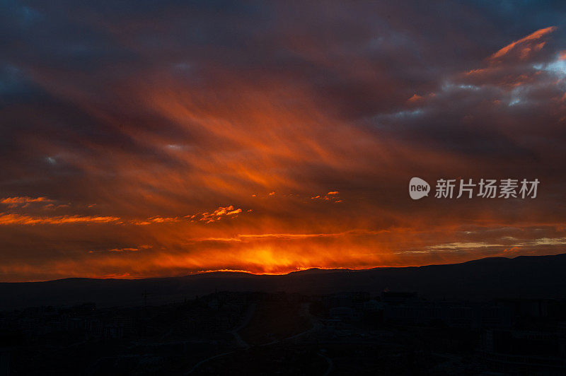 在一个多云的早晨，太阳从山后升起