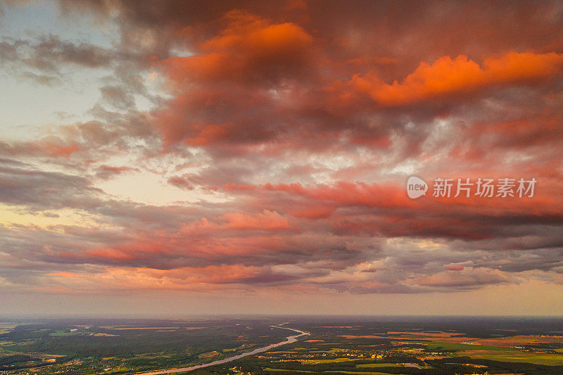 日落鸟瞰图。无人机摄影。春天。字段。可持续性。保护自然。天空背景。云