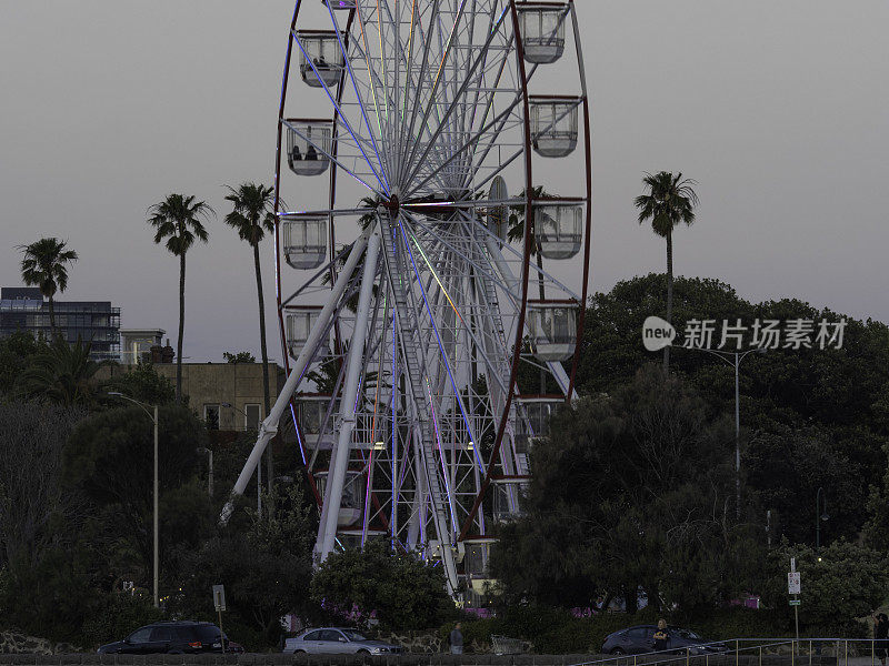 城市天际线和摩天轮