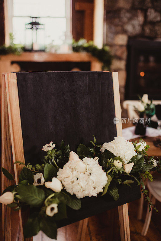 婚礼上写满鲜花和复印空间的黑板
