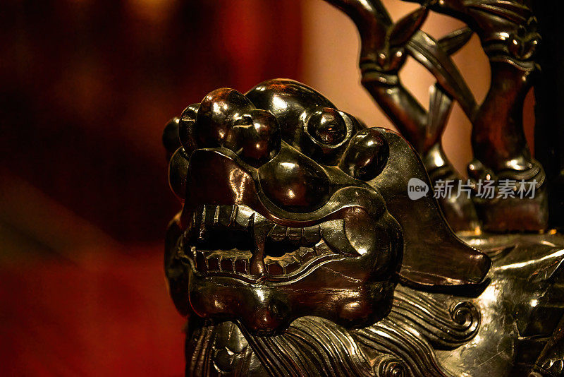 中国广东岭南风格的雕刻红木家具和细节特写