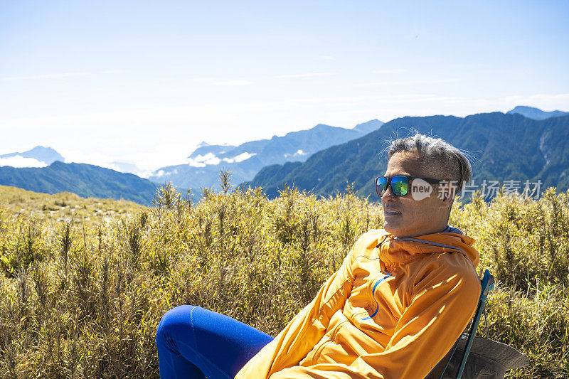 一位登山向导在山顶上休息。