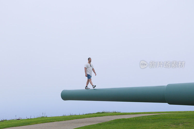 中年男子望着地平线